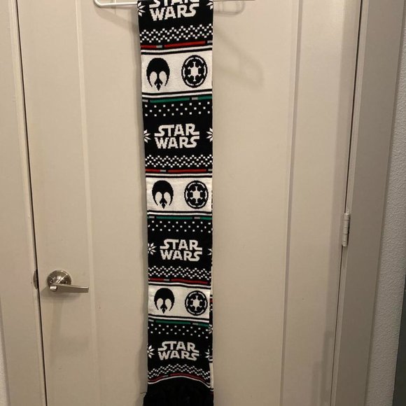 Star Wars Christmas Scarf - Picture 2 of 4
